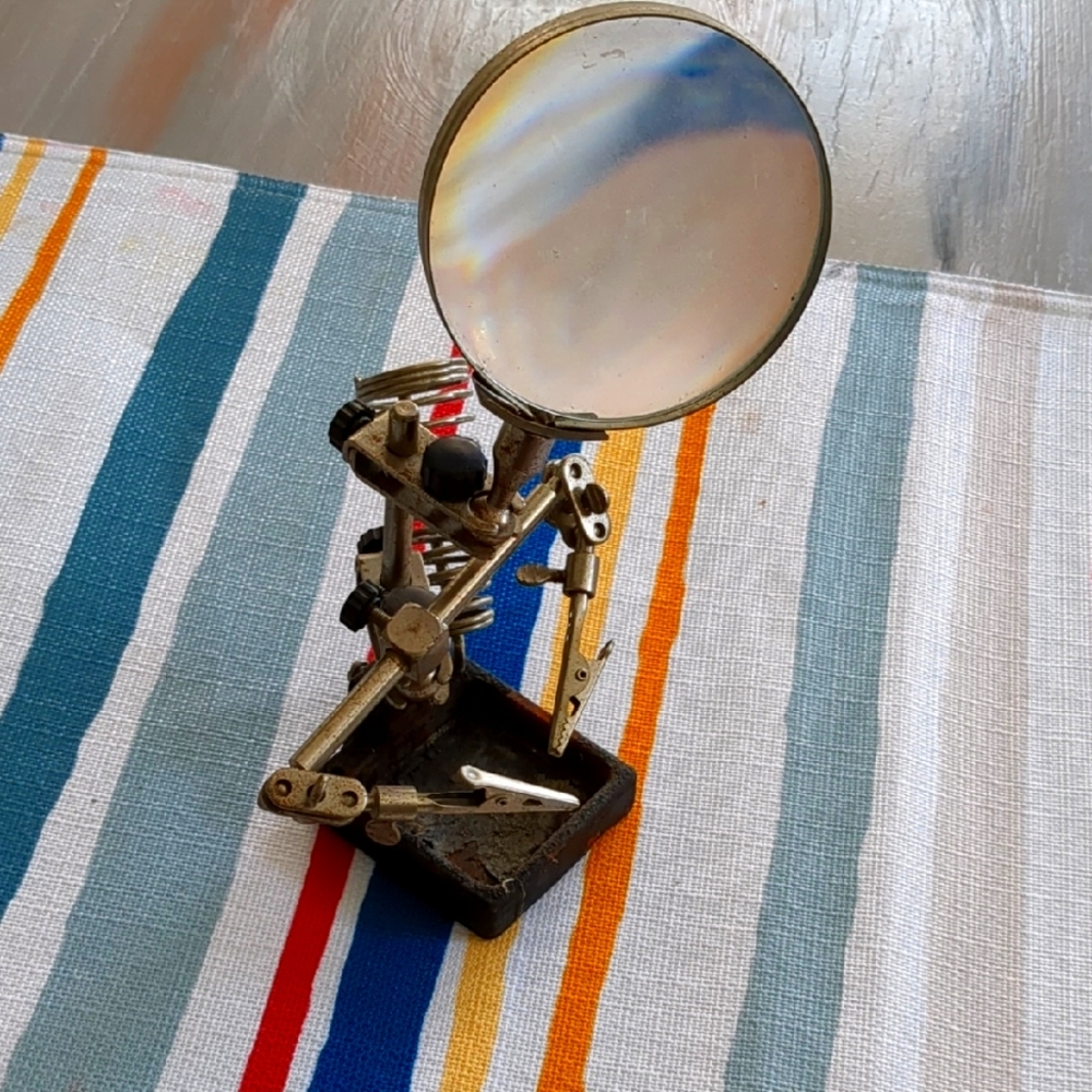 Adjustable Magnifying Glass with Stand
